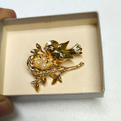 Gold Tone Bird Nest Brooch Pin, White Simulated Imitation Pearls, 3 Stone