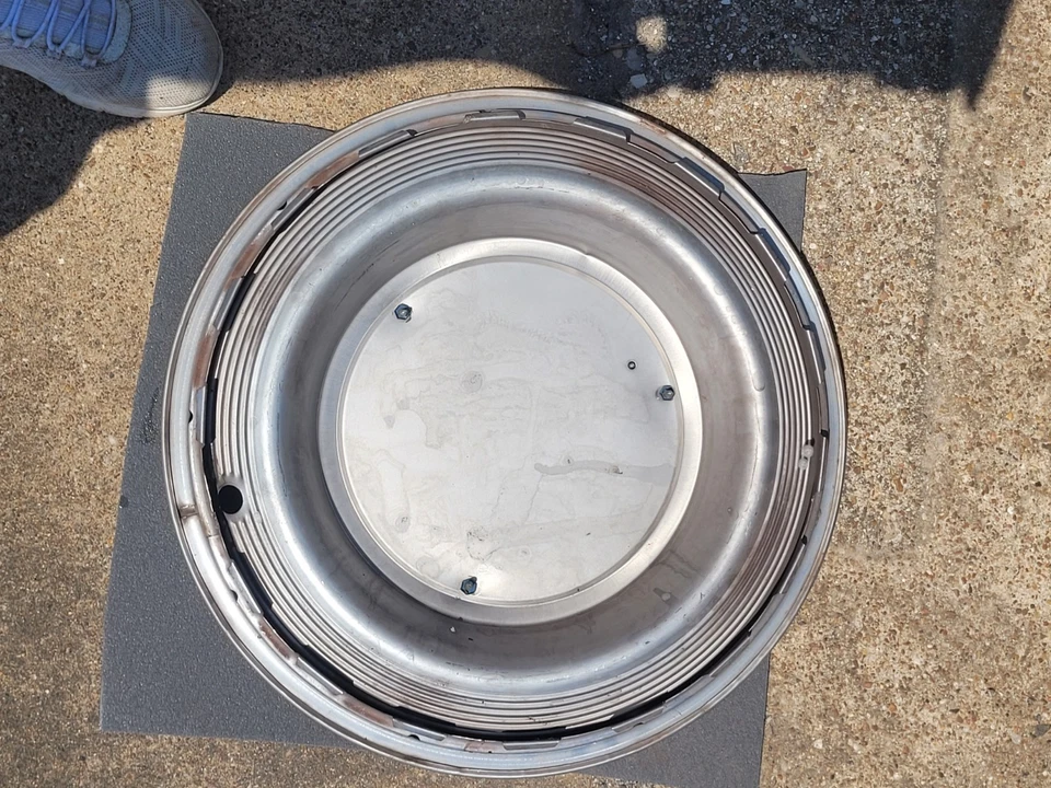 Capas de roda de calotas de metal genuínas 1978 Cadillac Deville Fleetwood boas. - Imagem 2 de 2