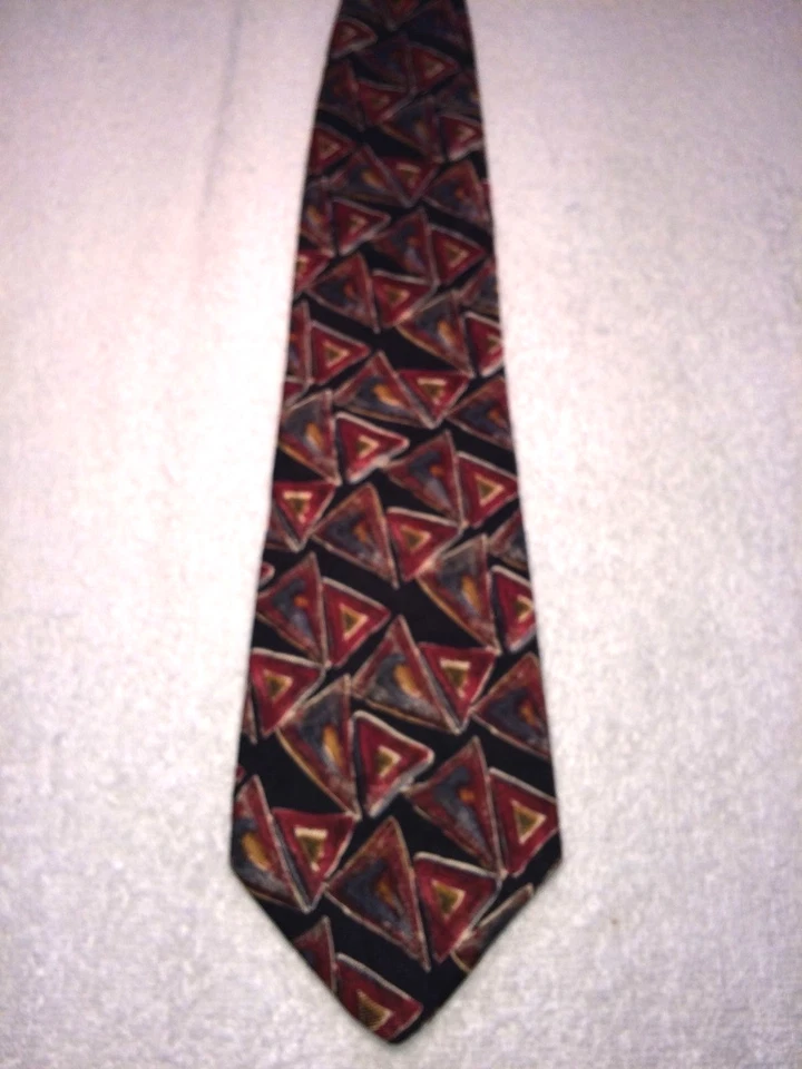 PAUL SIMON CORBATA HOMBRE NEGRA CON PATRÓN TRIÁNGULO ABSTRACTO ROJO 57.5" X 3.75" Foto 2 de 4