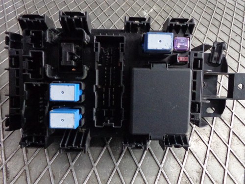 SUZUKI ALTO 1.0 PETROL 2010 FUSE BOX UNDER DASHBOARD 68K10 - Picture 3 of 8