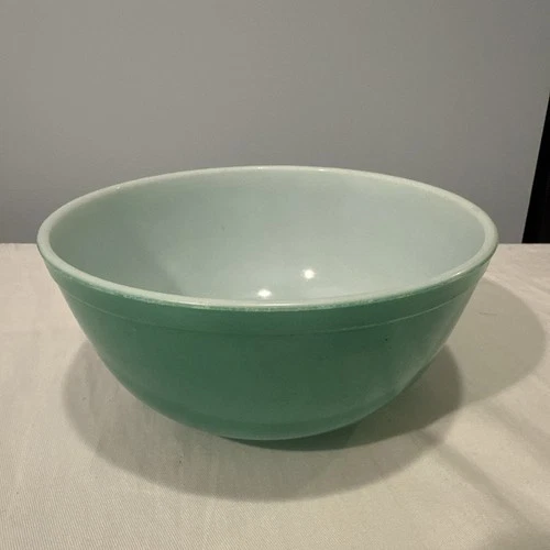 Early Pyrex Green Nesting Mixing Bowl 1940s Vintage 2 1/2 Qt.