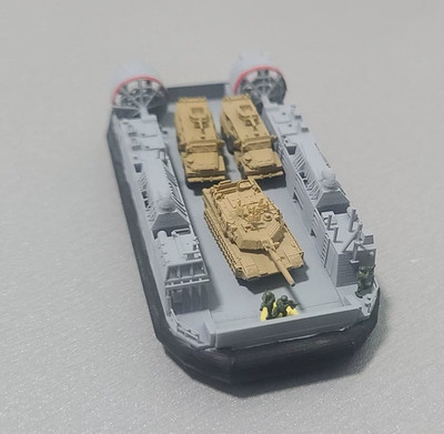 1/350 LCAC Hovercraft Loaded M1A2 Tank 2 Armored Vehicles 3 Figures Display