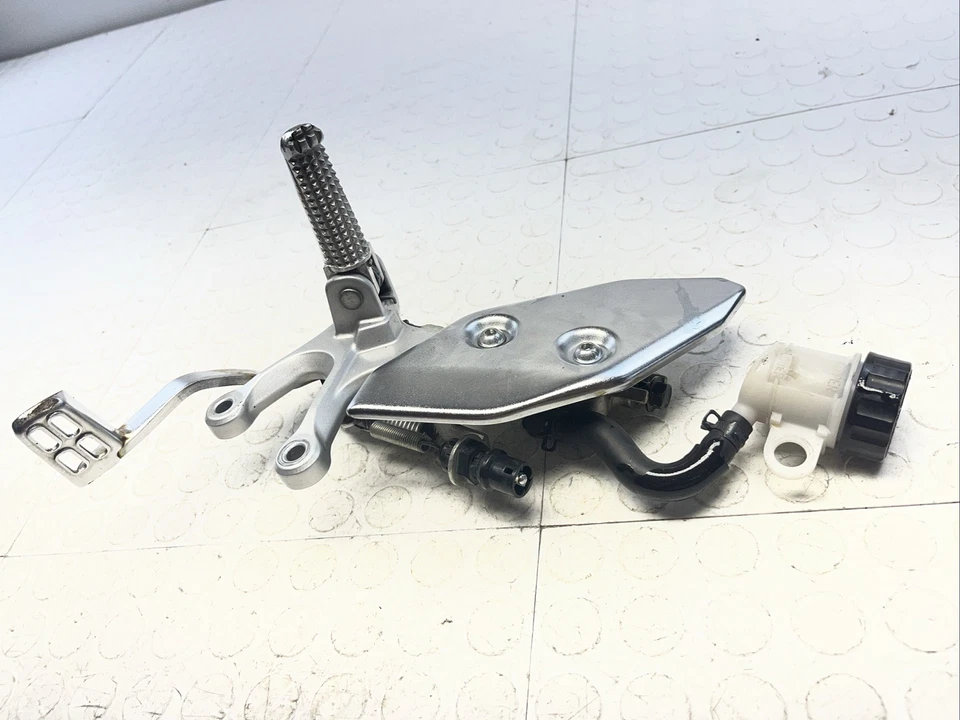 Reposapiés delantero derecho original completo Yamaha YZF R3 2022-2023 OEM Foto 2 de 4