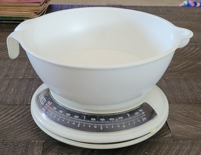 EKCO Kitchen Scale w/Pour Spout & Handle - 5 lb/2 kg Capacity - 2-pieces E-20
