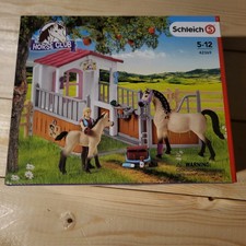 Schleich Pferdebox mit Arabern und Pferdepfle...