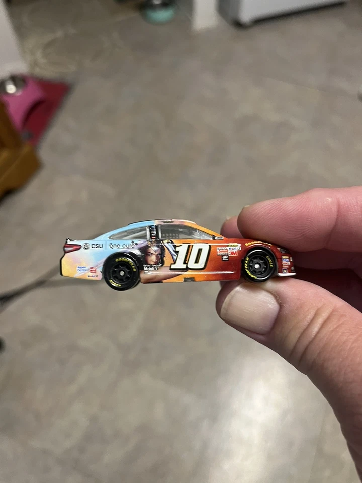 Danica Patrick NASCAR 2017 Authentics Wave 8 #10 Wonder Woman 1/64 diecast Foto 3 de 4