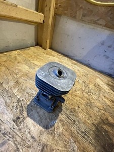 Zylinderkopf 5037069 aus einem Husqvana H225H Heckenschneider, 6140075, (137)