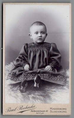 CdV Foto Kleinkind   Paul Behnke, Magdeburg Sudenburg   um 1895 Schuhe  (C1164)