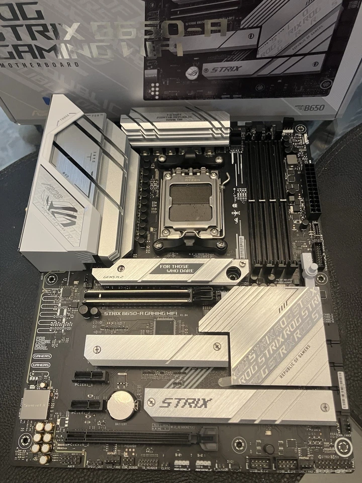 ASUS ROG STRIX AMD B650-A GAMING WIFI MOTHERBOARD AM5 Packet Gen5 M.2 Bent Pins - Image 2 of 4