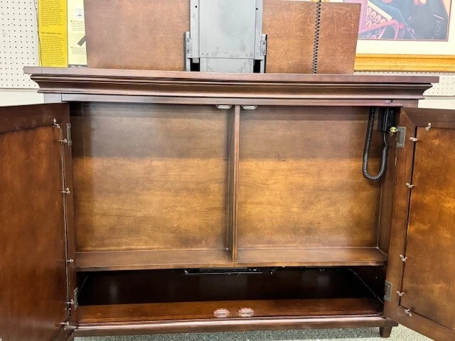 Mueble elevador de TV Meritage Designs Foto 2 de 4