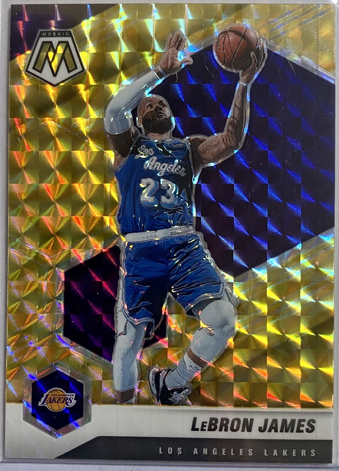 2020-21 Panini Mosaic Reactive Yellow Prizm #81 LEBRON JAMES Los Angeles Lakers