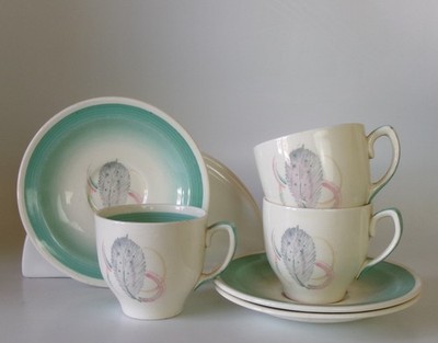 DREI SUSIE COOPER FEDER DEMITASSE TASSEN & UNTERTASSEN RAND 62mm - GUTER ZUSTAND