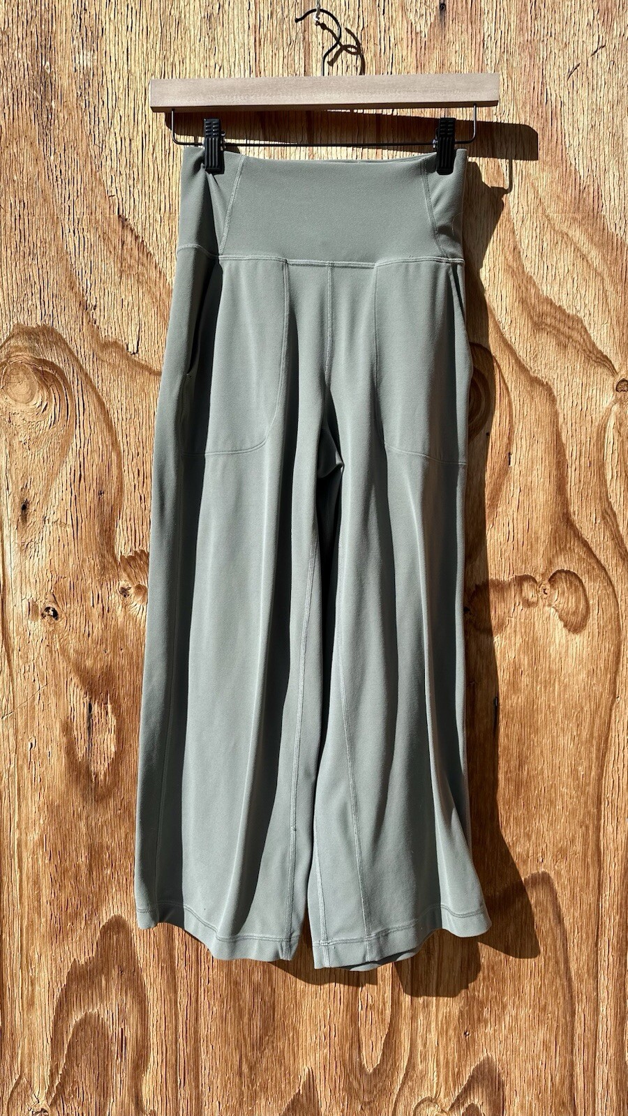 Lulmon Align 23 High Rise Capri Leggings Sage Light Olive Pockets Size 4 EUC Yoga