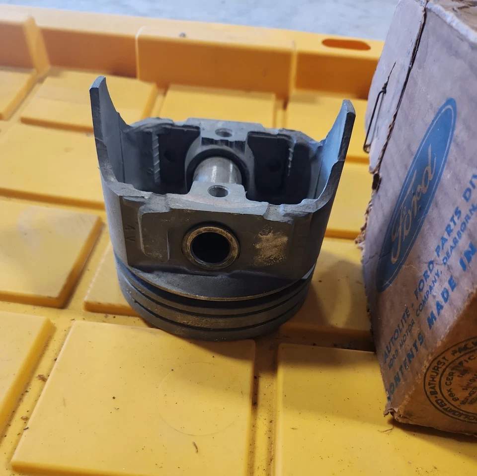 Nuevo de Lote Antiguo Ford C9oz-6108-A 1969 Torino Pistón y Pin Rojo Estándar Foto 2 de 4