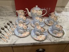 Premium 15-teiliges chinesisches Bone China Teeservice & 6 Teel&ouml;ffel brandneu in Box einzigartig