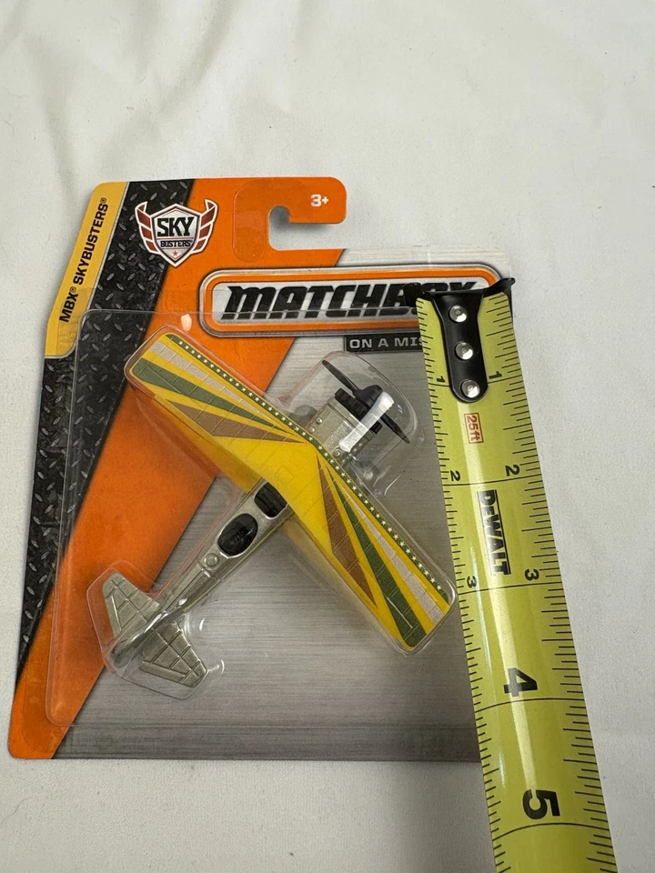 Matchbox Sky Busters 2014 plano amarillo y plateado ligero desgaste en el estante Foto 3 de 3