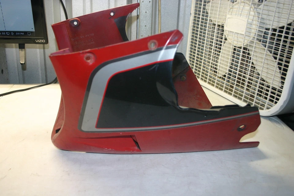 1985-1989 Kawasaki Ninja ZX600R lower front center fairing - Imagem 2 de 4
