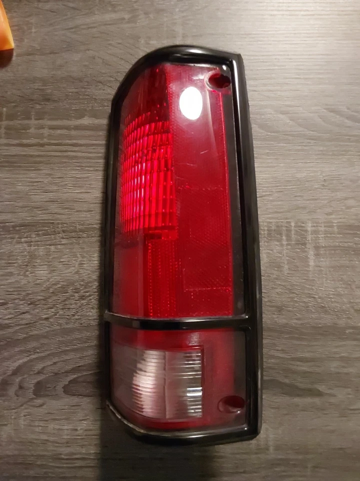 Chevrolet Blazer S10 GMC Jimmy S15 1982-1993 luz trasera freno derecha # 5973312 Foto 2 de 4