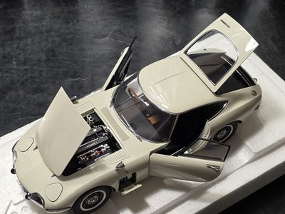 Autoart Toyota 2000 GT 1:18 Scale Diecast Model Car 78753 White