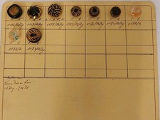 Alte Knopfmuster, auf Pappe, Glas,Sammlungsauflösung