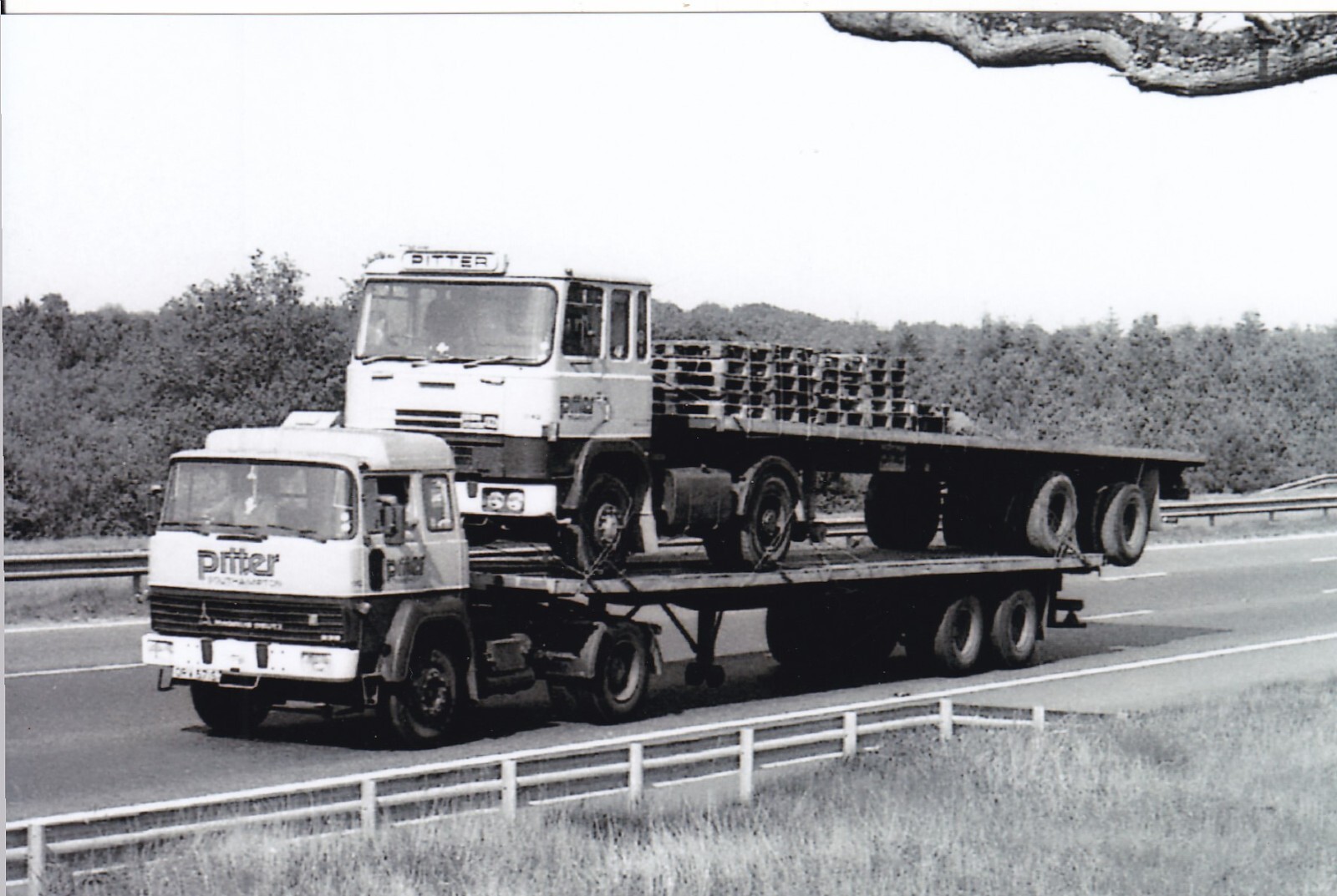 B/W PHOTO PITTER (SOUTHAMPTON) MAGIRUS DEUTZ ARTIC FLAT TRAILER S