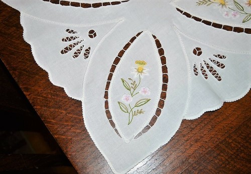 TRAUMHAFTE NARZISSENFREUDE AUS BANDSPITZE & SCHNITTARBEIT! VINTAGE DEUTSCHE FRÜHLINGSTISCHDECKE - Bild 1 von 12