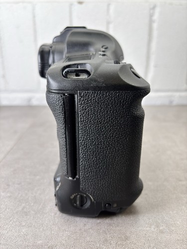Canon EOS-1 D Mark III DSLR Digital Camera Body Only - Working - 1900 Shots - Picture 7 of 16