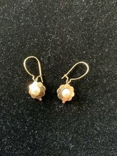 Boucles d’oreilles, or 18K, 2 g, forme fleur pendantes avec perle au centre…