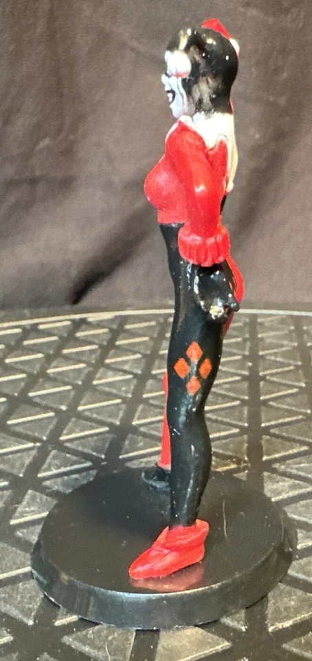 Figura de acción Harley Quinn sobre base circular monograma adorno de pastel Foto 4 de 4