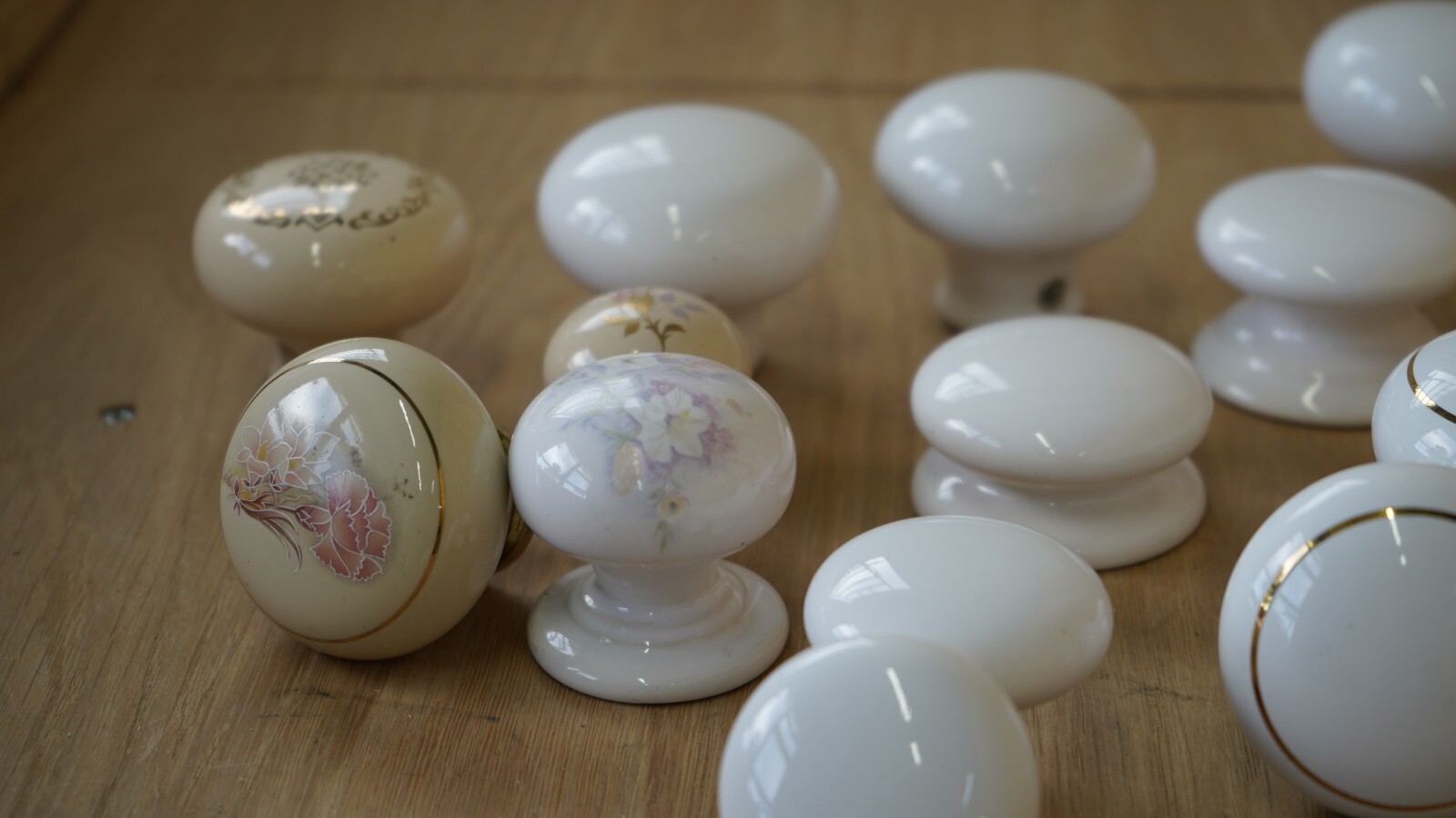 JOBLOT OF 15 Traditional Cabinet Knobs Porcelain Crackled Cream LARGE
