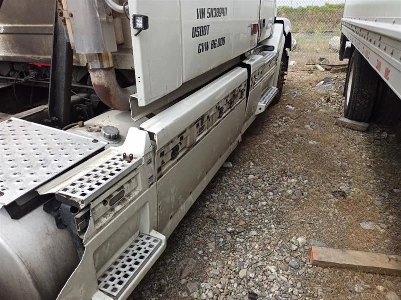 Parasol izquierdo sobre puerta Volvo VNL (10006387 Foto 3 de 4