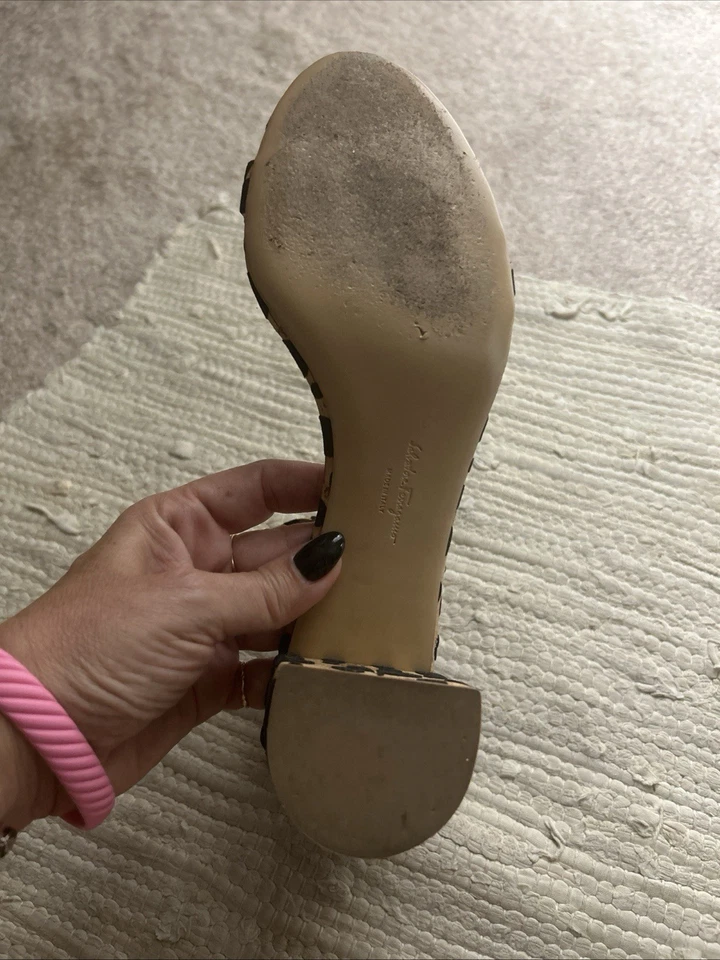 Sandálias femininas Ferragamo tamanho 8 pontos pretos couro e cortiça - Imagem 4 de 4