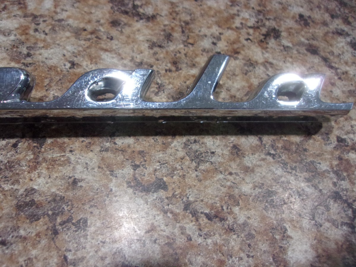 Plaque Script/emblème De Porte Arrière Pour Chevrolet Impala 1960 - Pièce Chromée D'occasion