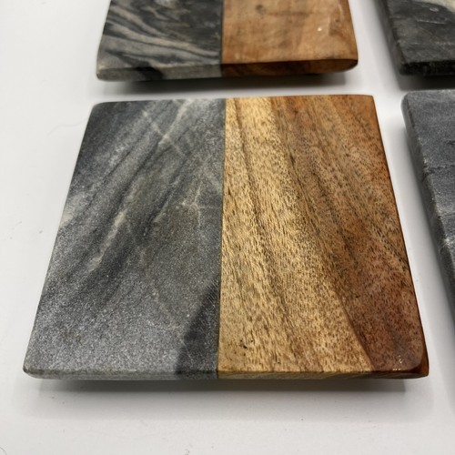 Juego de 4 posavasos Threshold de mármol oscuro y madera marca Target 4"x4" - Imagen 2 de 5