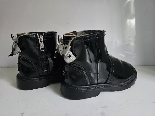 UGG Australia Lynde UK 9 EU 27,5 LACKLEDER KINDER MÄDCHEN SCHWARZ SCHLEIFE STIEFELETTEN - Bild 12 von 17