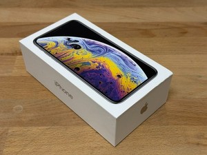 Apple iPhone XS · 64 GB · Silber (Weiß) · iOS 18 · mit OVP