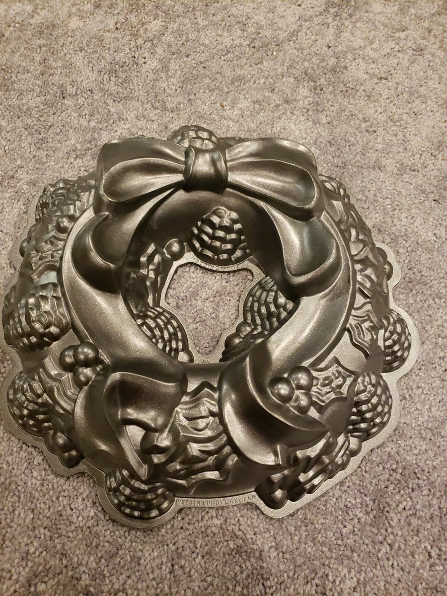 Nordic ware holiday top wreath bundt pan