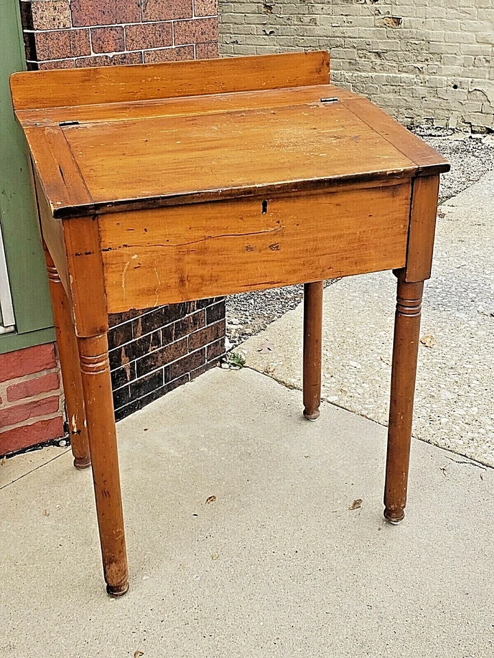 Antiguo primitivo cartógrafo ferroviario tienda listones superior escritorio de pino con compartimento Foto 2 de 4