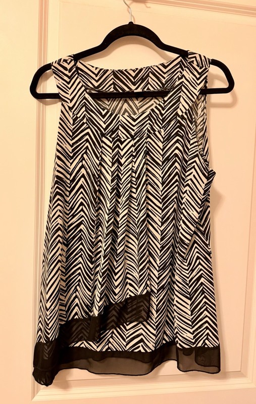 Roz & Ali Women’s XL Black White Chevron Sleeveless Blouse Chiffon Hem Top