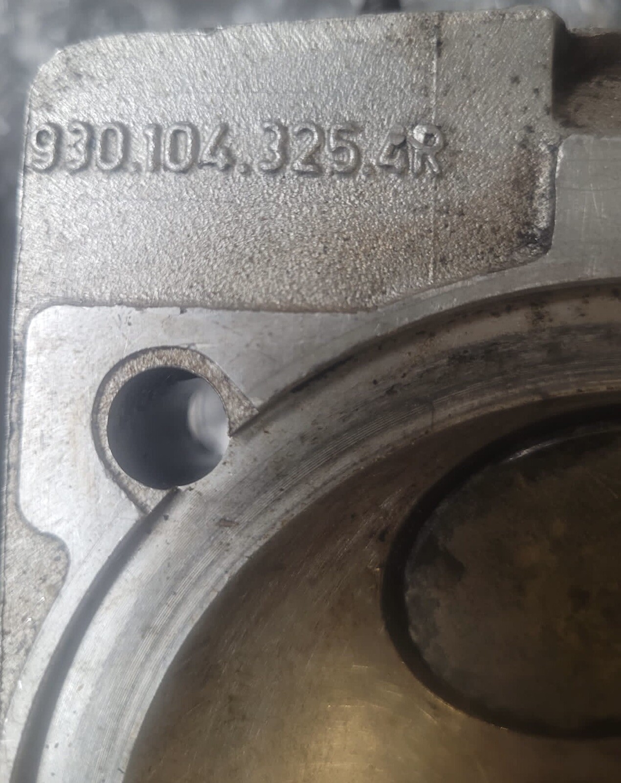 Clean Original Porsche 911 Carrera 3.2 Cylinder Head W Cracked 