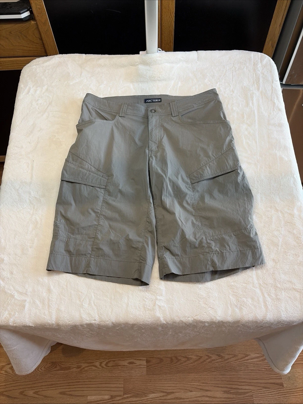 Arc'teryx Rampart Cargo Shorts Men’s size 32 Gray Hiking Climbing Gorpcore