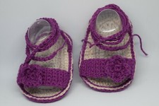 Sandali a fascia all'uncinetto in cotone color viola malva, neonato. Nuovo.