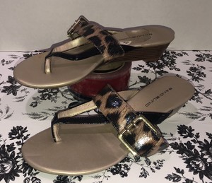 bandolino thong sandals