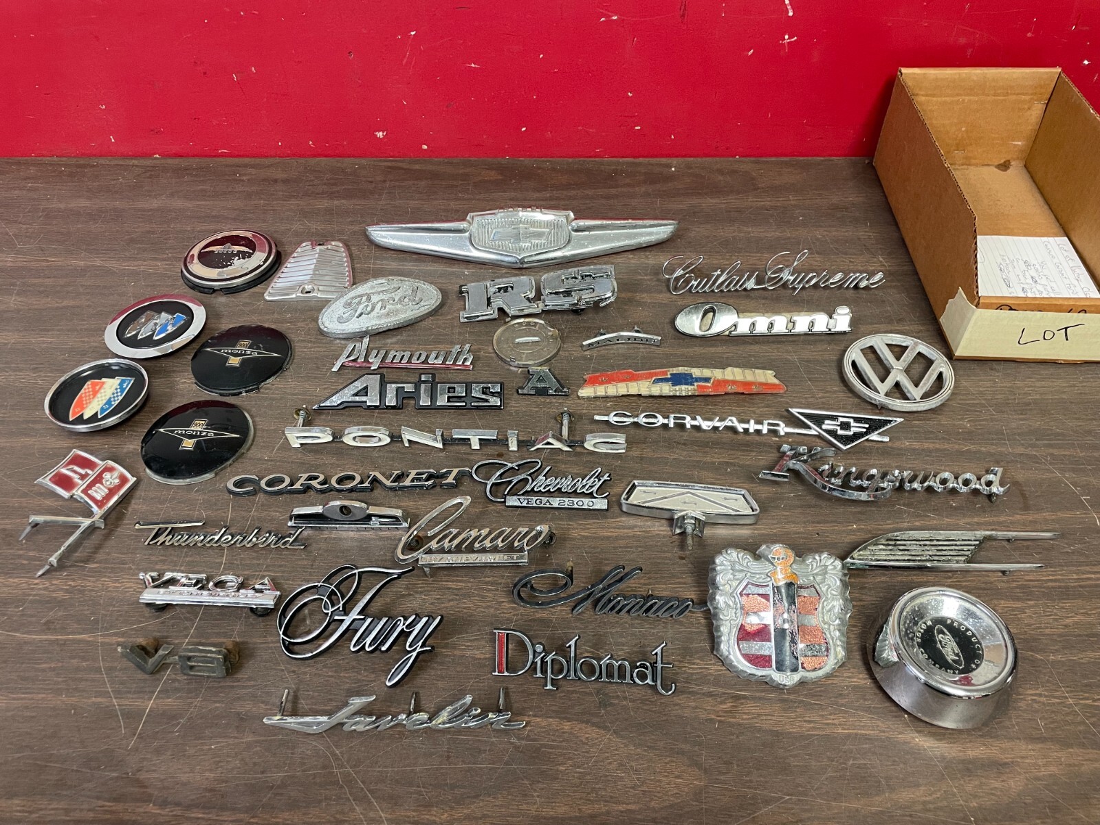 LOT OF VINTAGE CLASSIC MUSCLE CAR CAMARO CORONET FORD CHEVY EMBLEMS 125