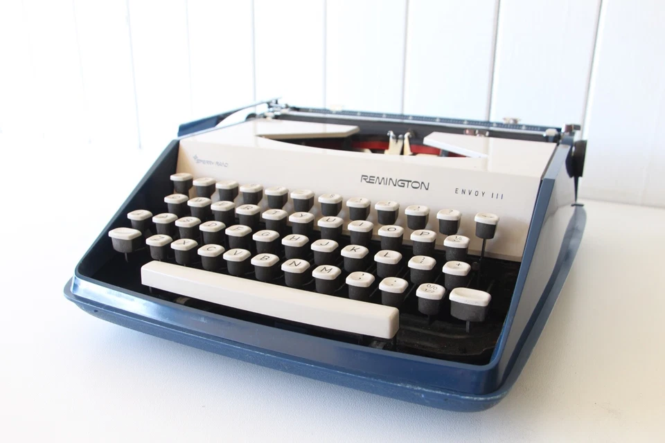 Typewriter - REMINGTON ENVOY III ***** Blue ***** Full working order ***** - Image 2 of 4