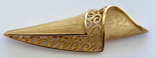 Vtg Crown Trifari Gold  Tone Brooch Brushed Textured Folded Filigree Open Work