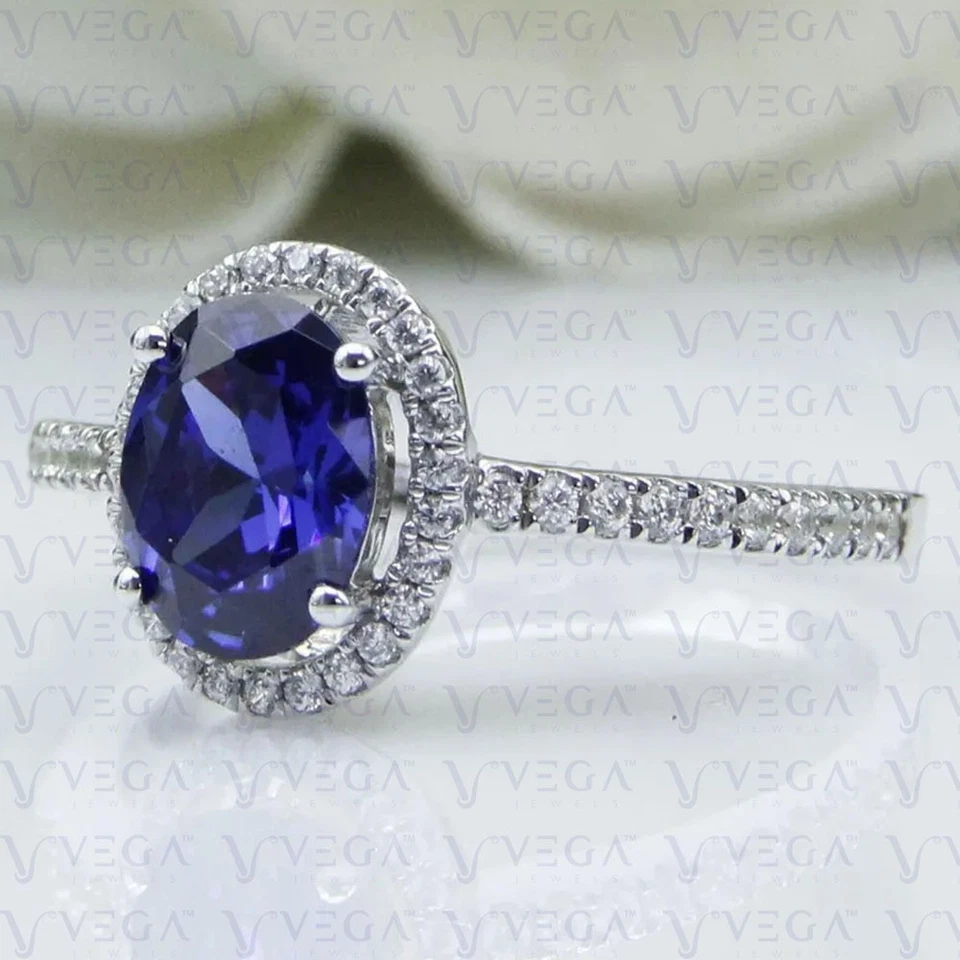 Anillo de mujer con halo de diamantes de zafiro natural forma ovalada de 4,80 quilates enchapado en oro blanco de 18 quilates Foto 3 de 4