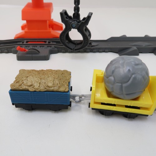 Thomas & Friends Track Master Cassia grúa y tren de carga vehículo juego aguacate - Imagen 6 de 12