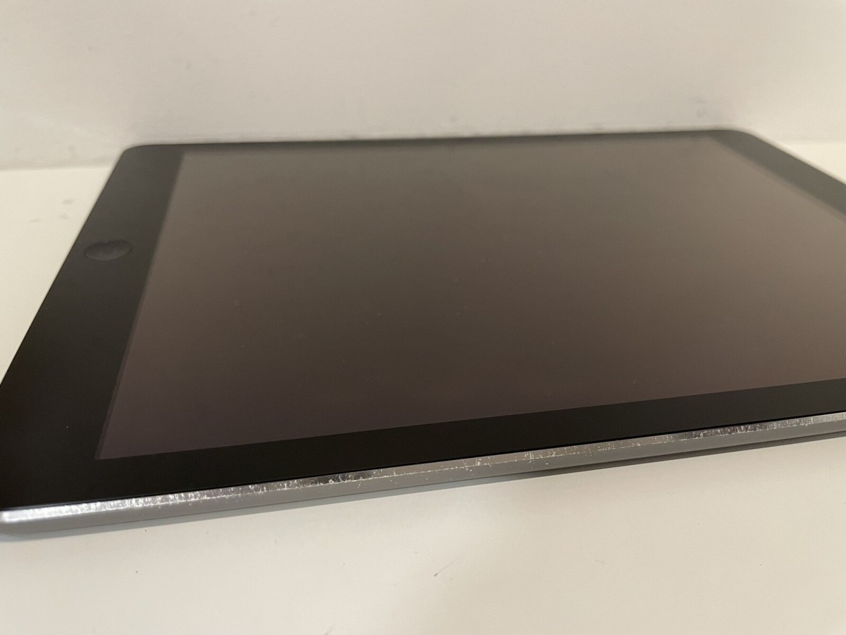 Apple iPad Air 1st Gen. 32GB, Wi-Fi, 9.7in - Space Gray