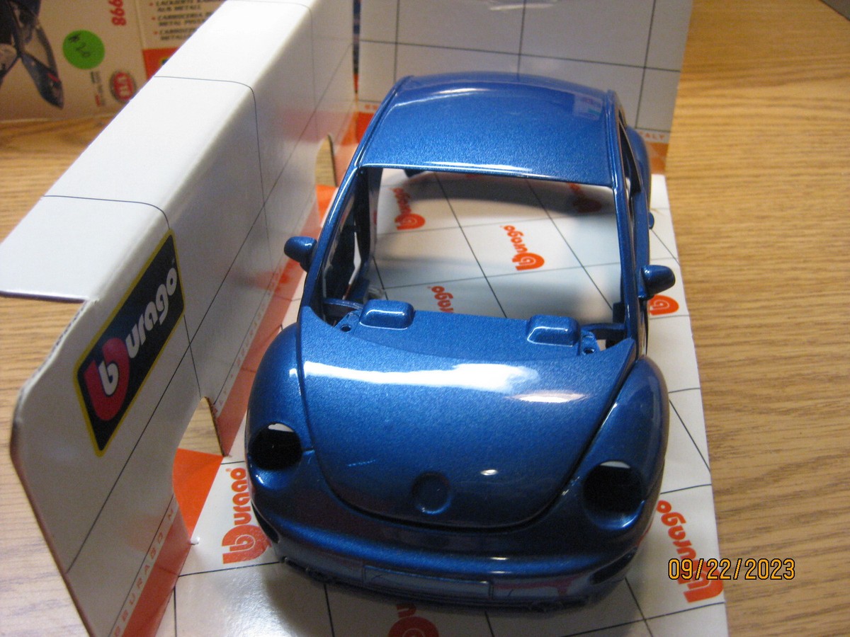 1/18 1998 VOLKSWAGEN VW NEW BEETLE , UNBUILT KIT IN BLUE BY BURAGO